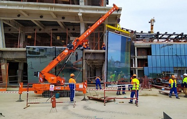 Подъем крупногабаритных стеклопакетов мини-краном